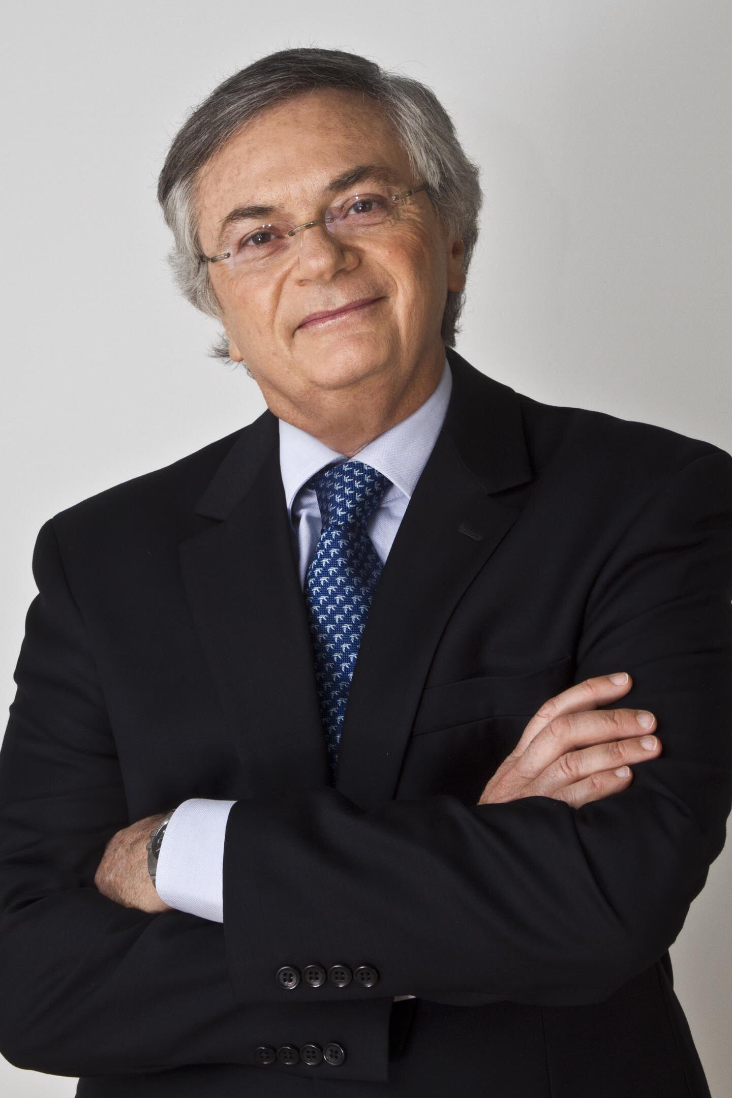 Portrait of author Moses Naím
